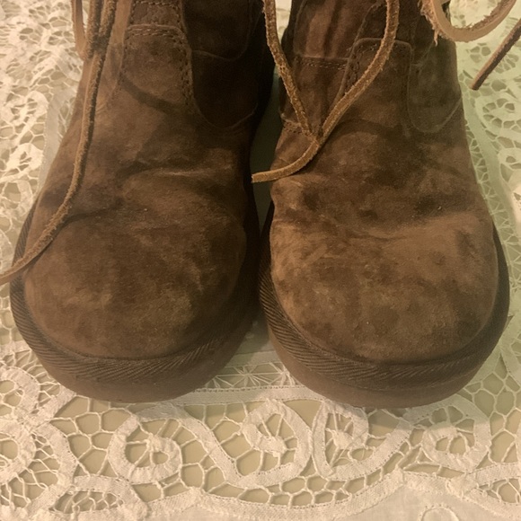 UGG BOOTS. Tall brown leather. Genuine sheepskin.S/N 5122.Size 8 - Picture 10 of 10